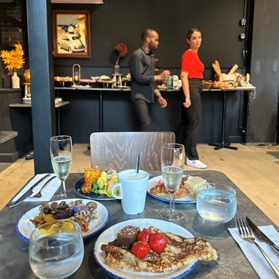 Pancakes et prosecco au brunch