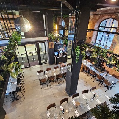 L'Annexe vue depuis la mezzanine, tables dressées