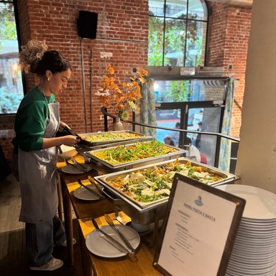 Le buffet de pâtes, servi pour les groupes