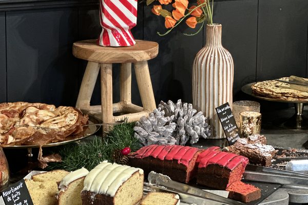 The sweet buffet: cakes, crêpes and pastries.