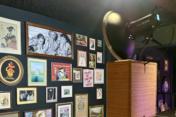 Le photobooth installé devant le mur de cadres de L'Annexe.