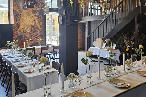 L'Annexe dressée en longues tables pour un événement privé.