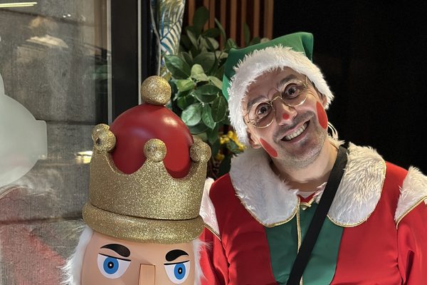The Christmas elf and the nutcracker at the entrance.