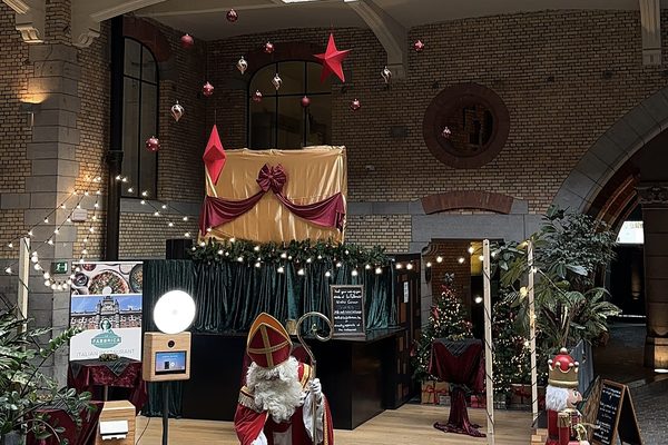 Saint Nicholas and the festive décor in the Entrepôt Royal gallery.