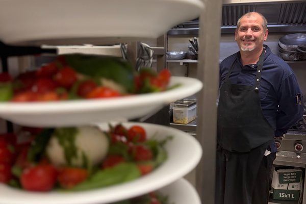 Les entrées dressées, prêtes pour un service de groupe.