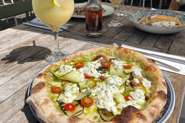 La pizza courgettes et burrata, servie en terrasse.