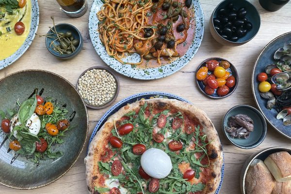 La table partagée : pizza, pâtes, burrata et antipasti.