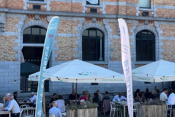 La terrasse extérieure de La Fabbrica, devant l'Entrepôt Royal.