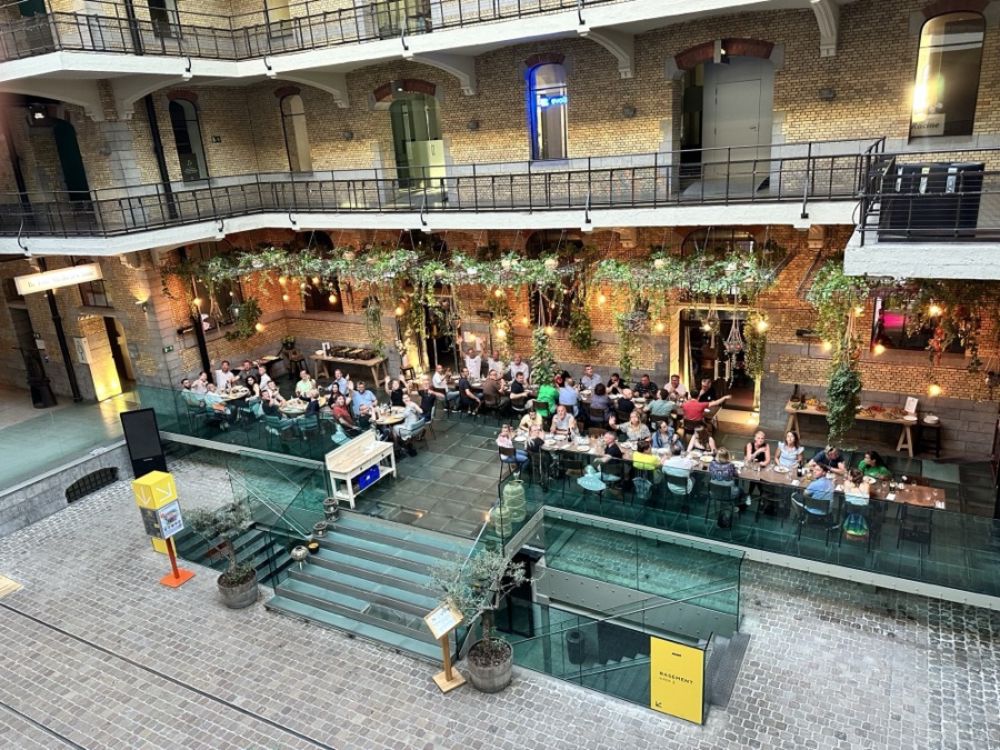 La terrasse sous la galerie de l'Entrepôt Royal.